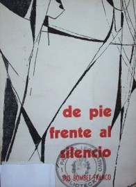 De pie frente al silencio