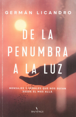 De la penumbra a la luz : mensajes y se&ntilde;ales que nos gu&iacute;an desde el m&aacute;s all&aacute;